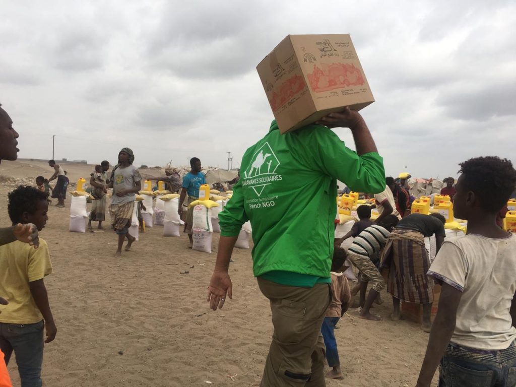 Bénévoles de Caravanes Solidaires distribuant un colis alimentaire au Yémen