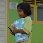 Fillettes Indonésienne ayant reçu des fournitures scolaires