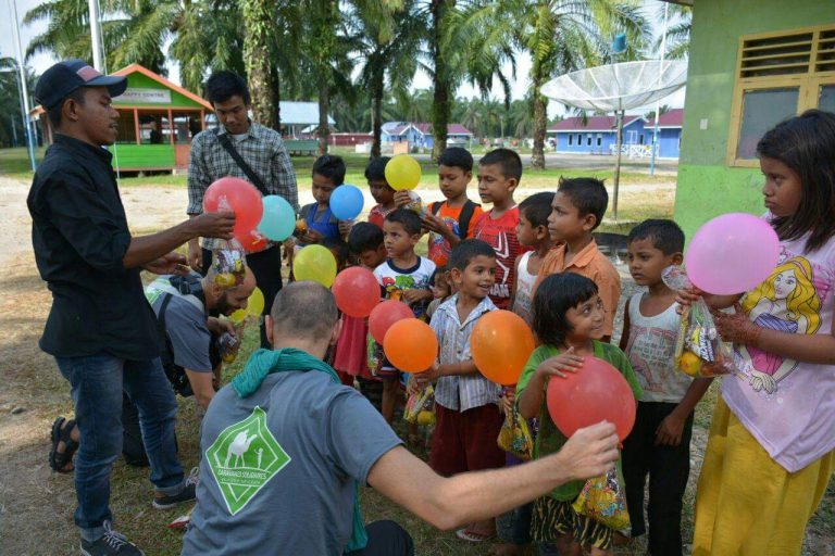 Des bénévoles de l'association caravanes solidaires avec des écoliers en Indonésie