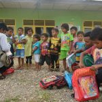 Un bénévole de l'association caravanes solidaires avec des écoliers en Indonésie